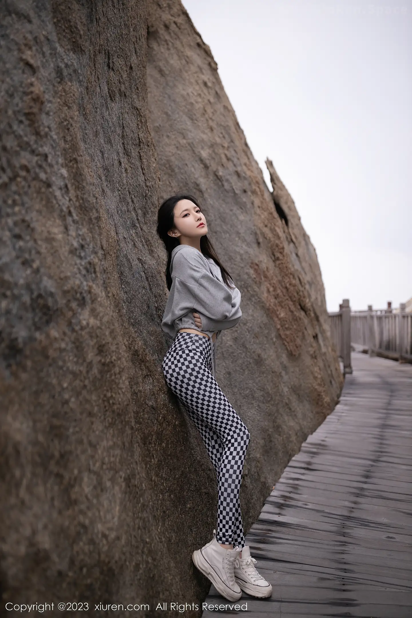 图片[2]-[XiuRen秀人网]2023.04.07 VOL.6541 鱼子酱Fish 白色紧身短袖加黑白方格运动裤性感私房写真集-秀人网官方网站